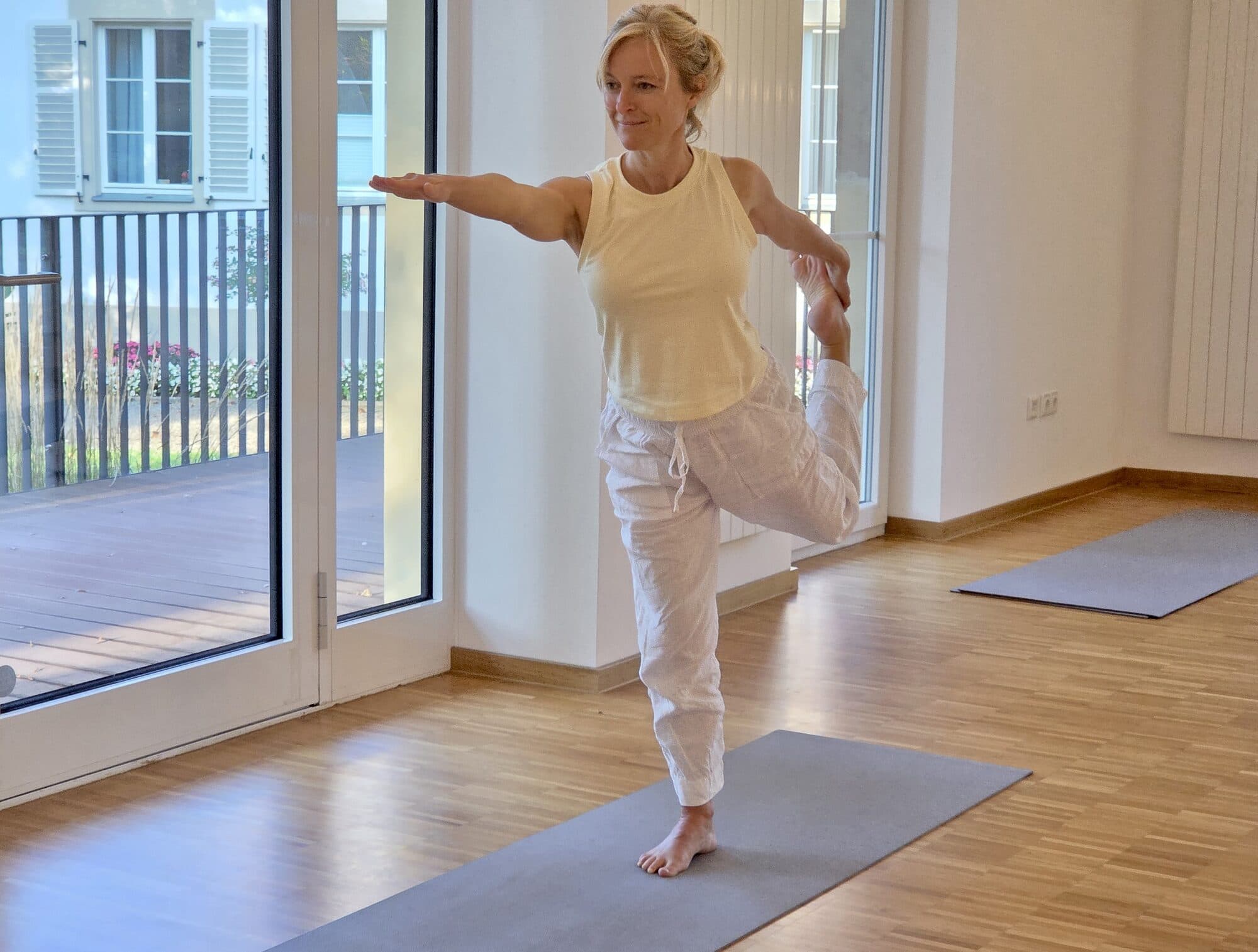 Christina Pucher in der Tänzerhaltung auf der Yogamatte