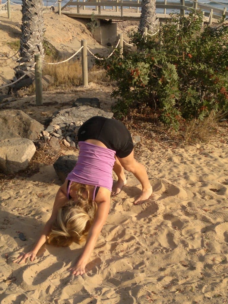 Vorbeuge im Sand am Strand