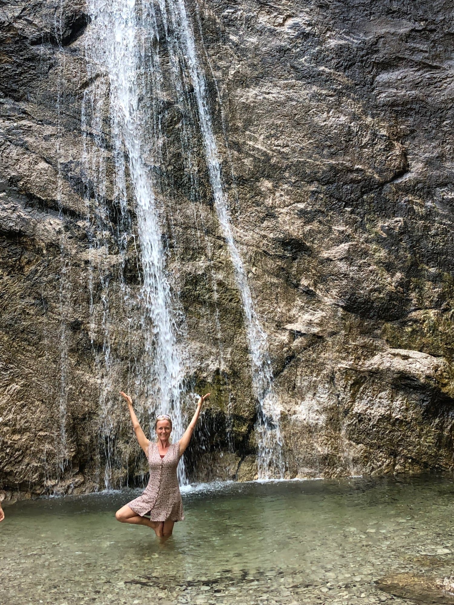 Yoga an einem Wasserfall